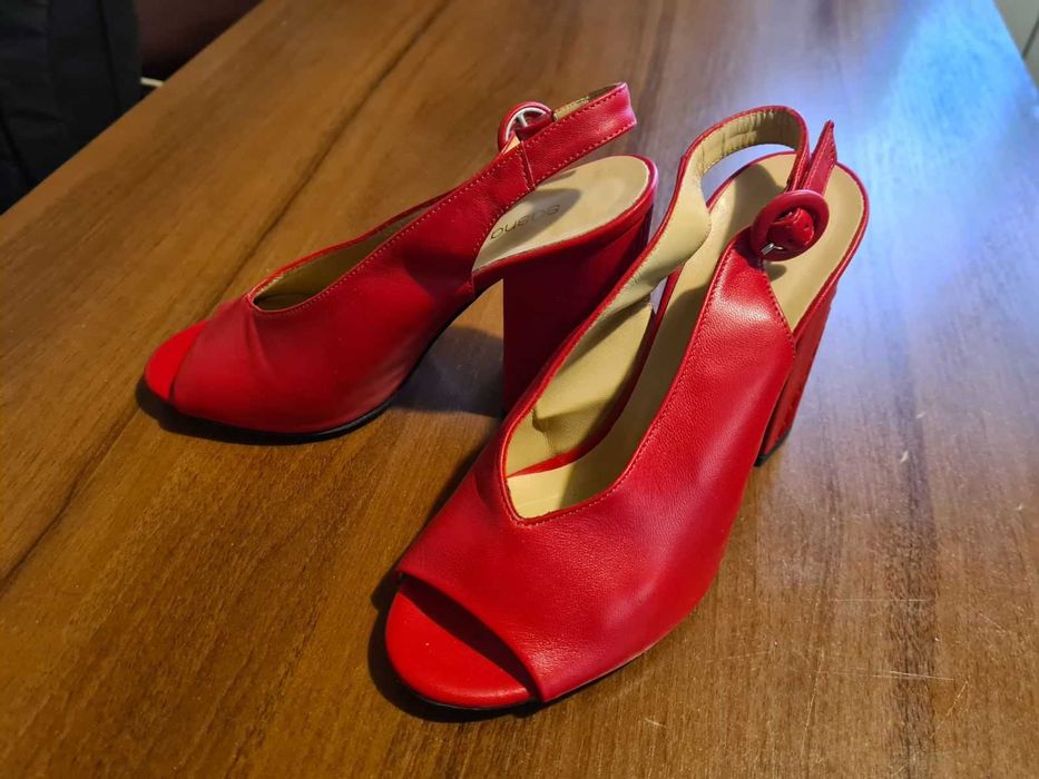 Босоніжки шкіряні червоні