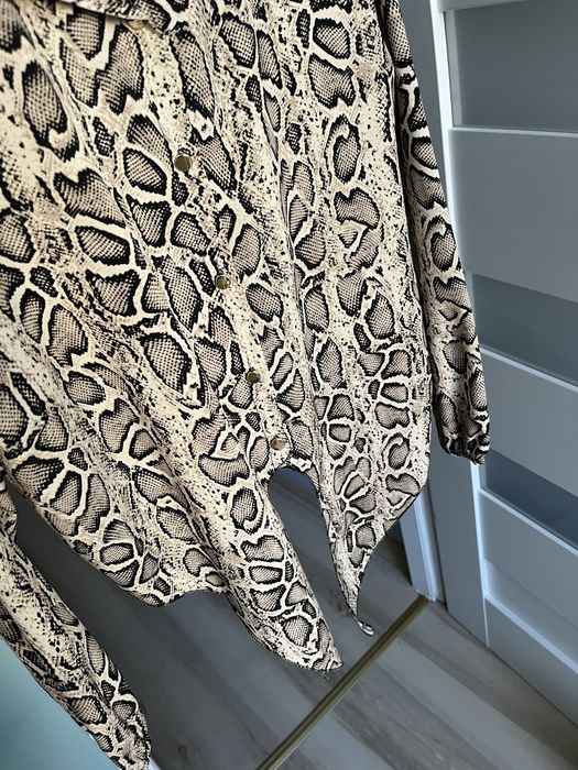 Koszula w wężową skórkę z wiązaniem