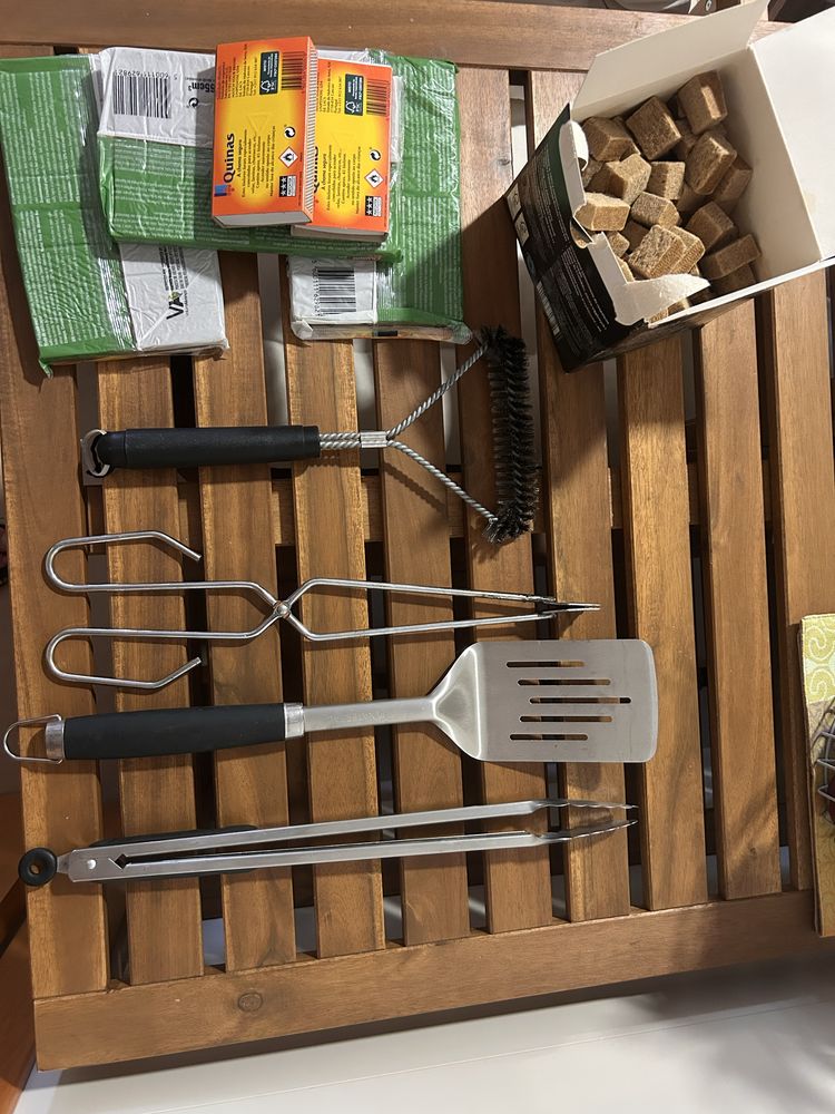 Barbecue a carvão 61x46 cm preto Naterial Centaurus + conjunto peças