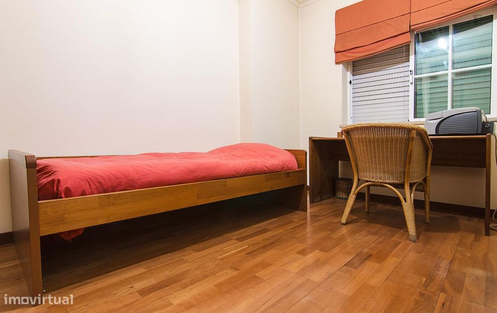 10215 - Quarto de solteiro em simpático...