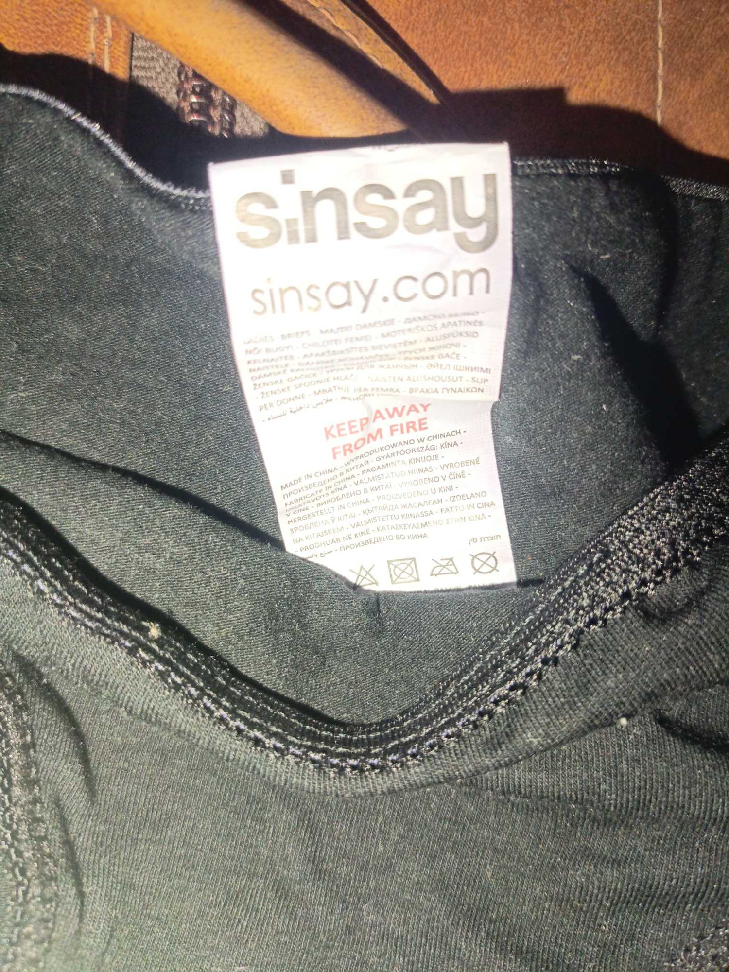 Sinsay: czarne stringi M