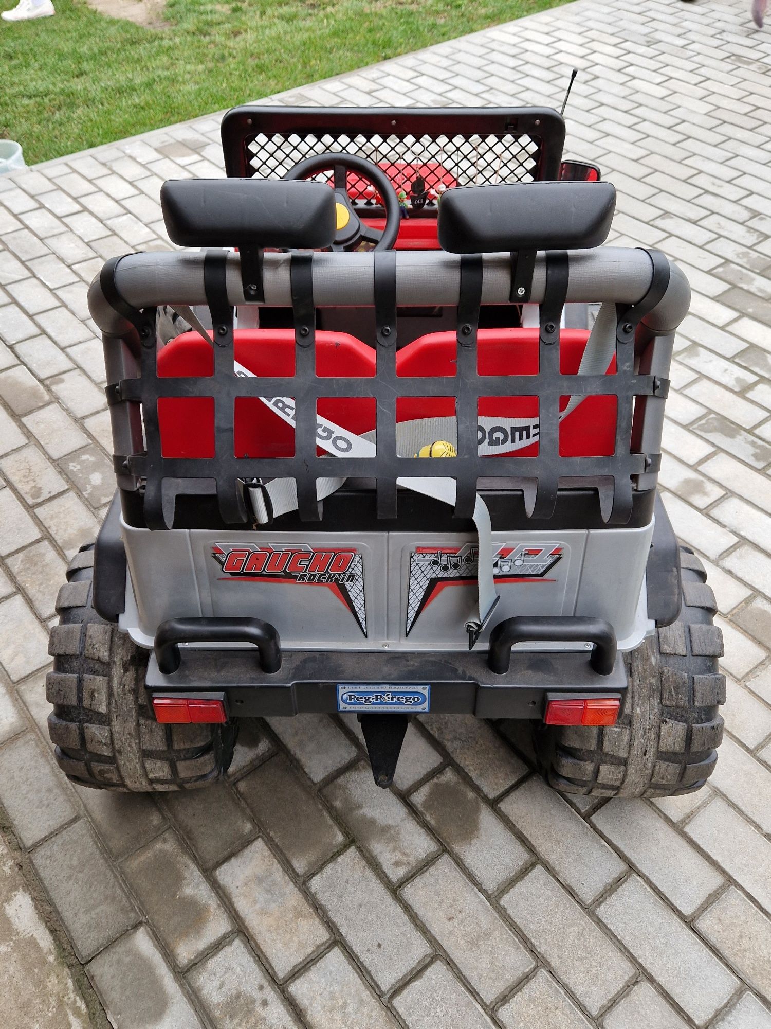 Peg Perego Quad dziecięcy dwuosobowy napędzany akumulatorem 12V