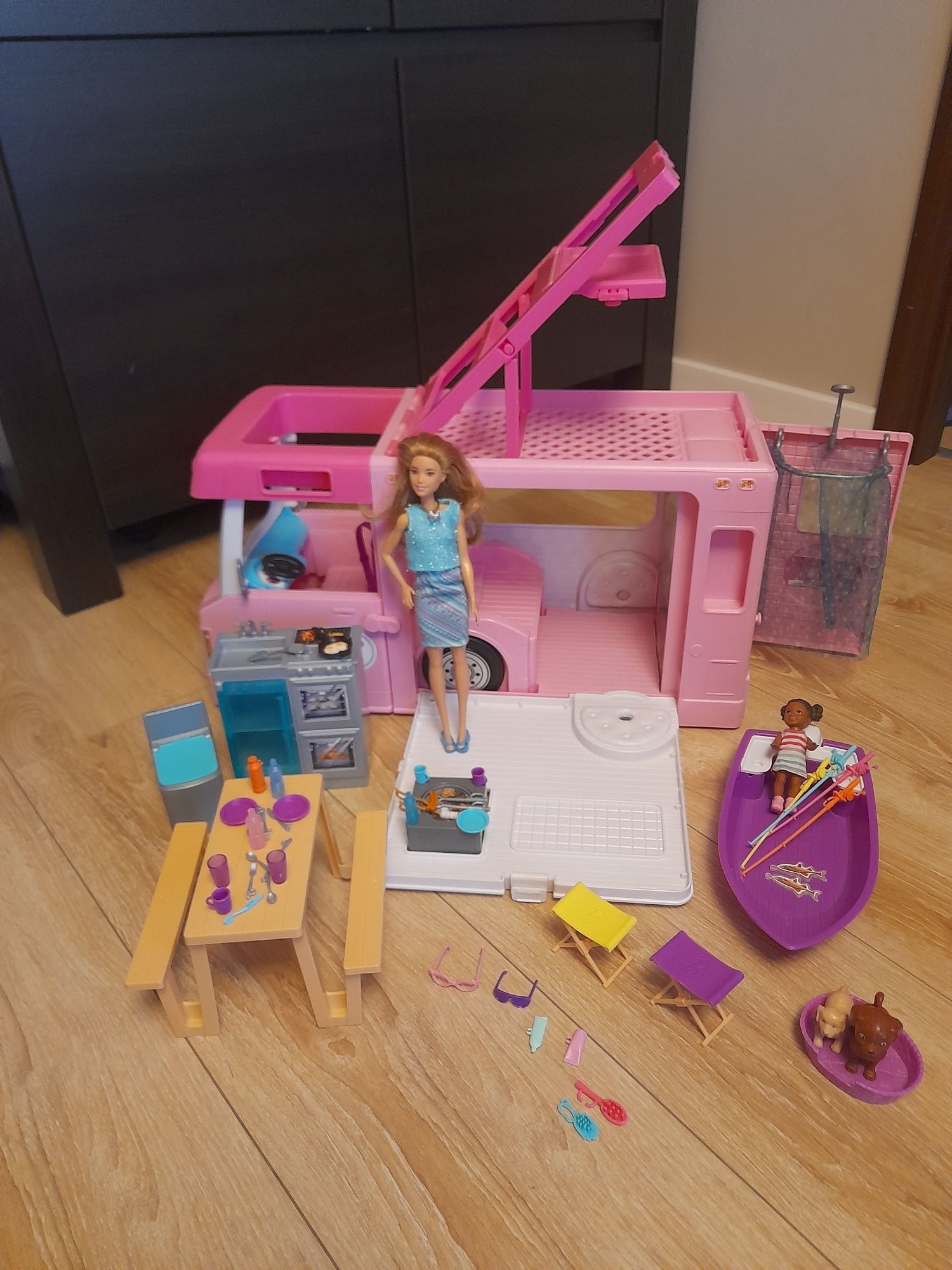 Kamper Barbie z lalkami