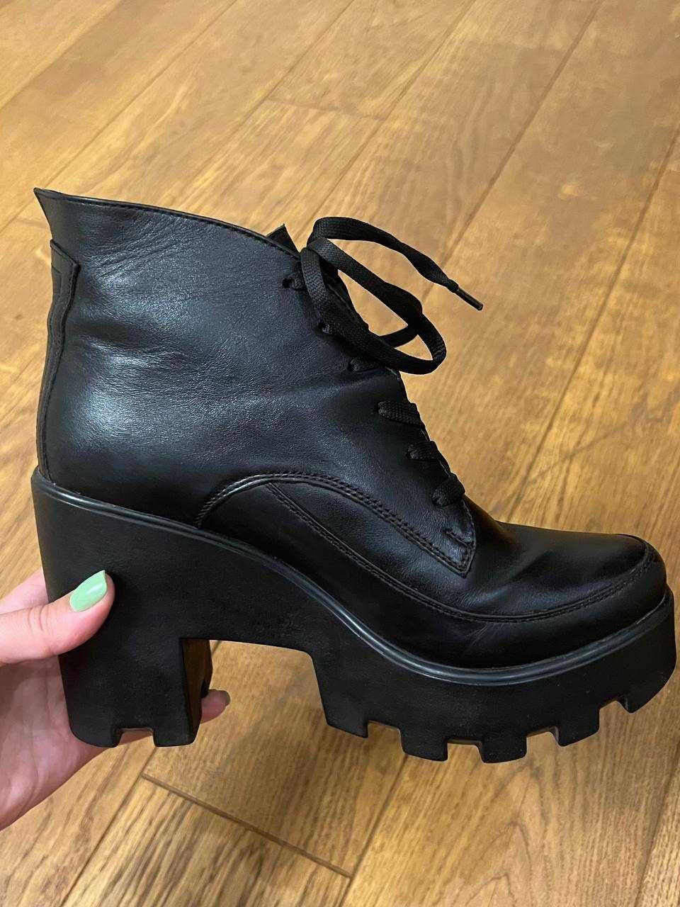 Чорні шкіряні чобітки на каблуку