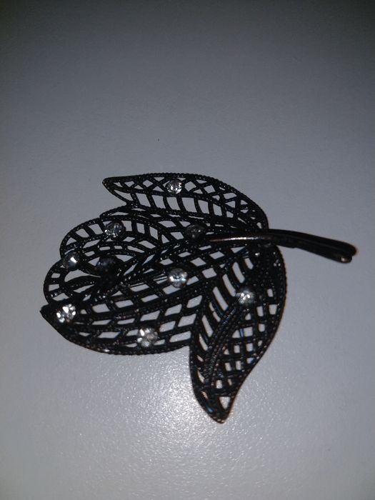 broszka metalowa czarna z kryształkami