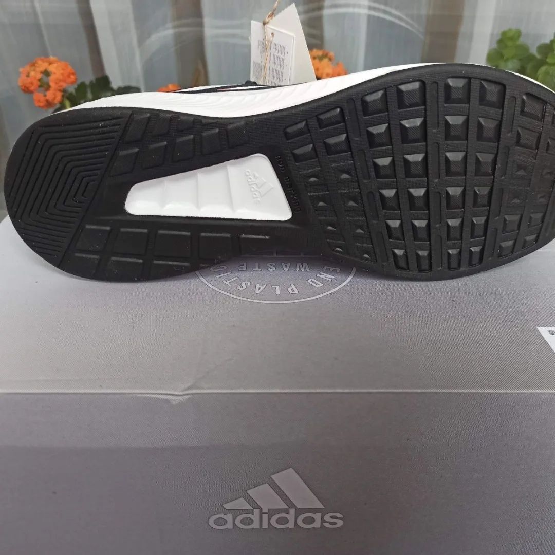 Продам кросівки adidas