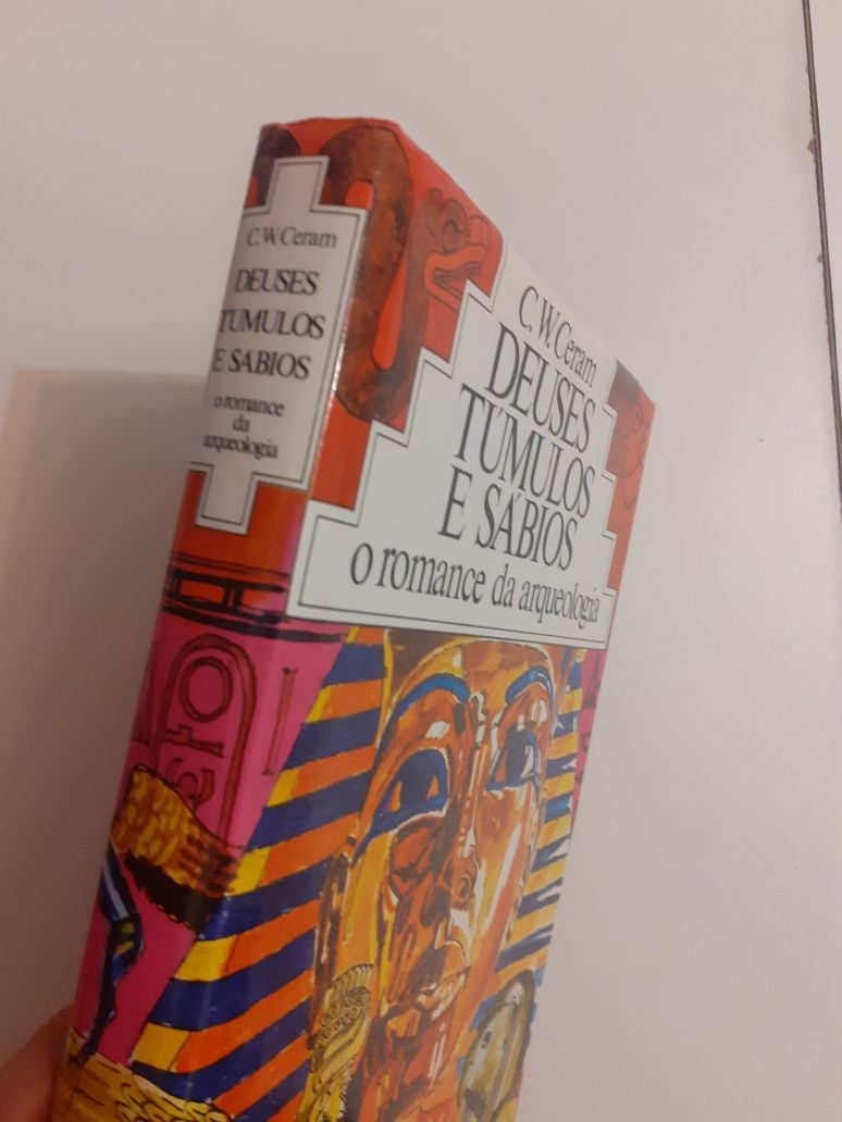 Deuses, tumulos e sábios