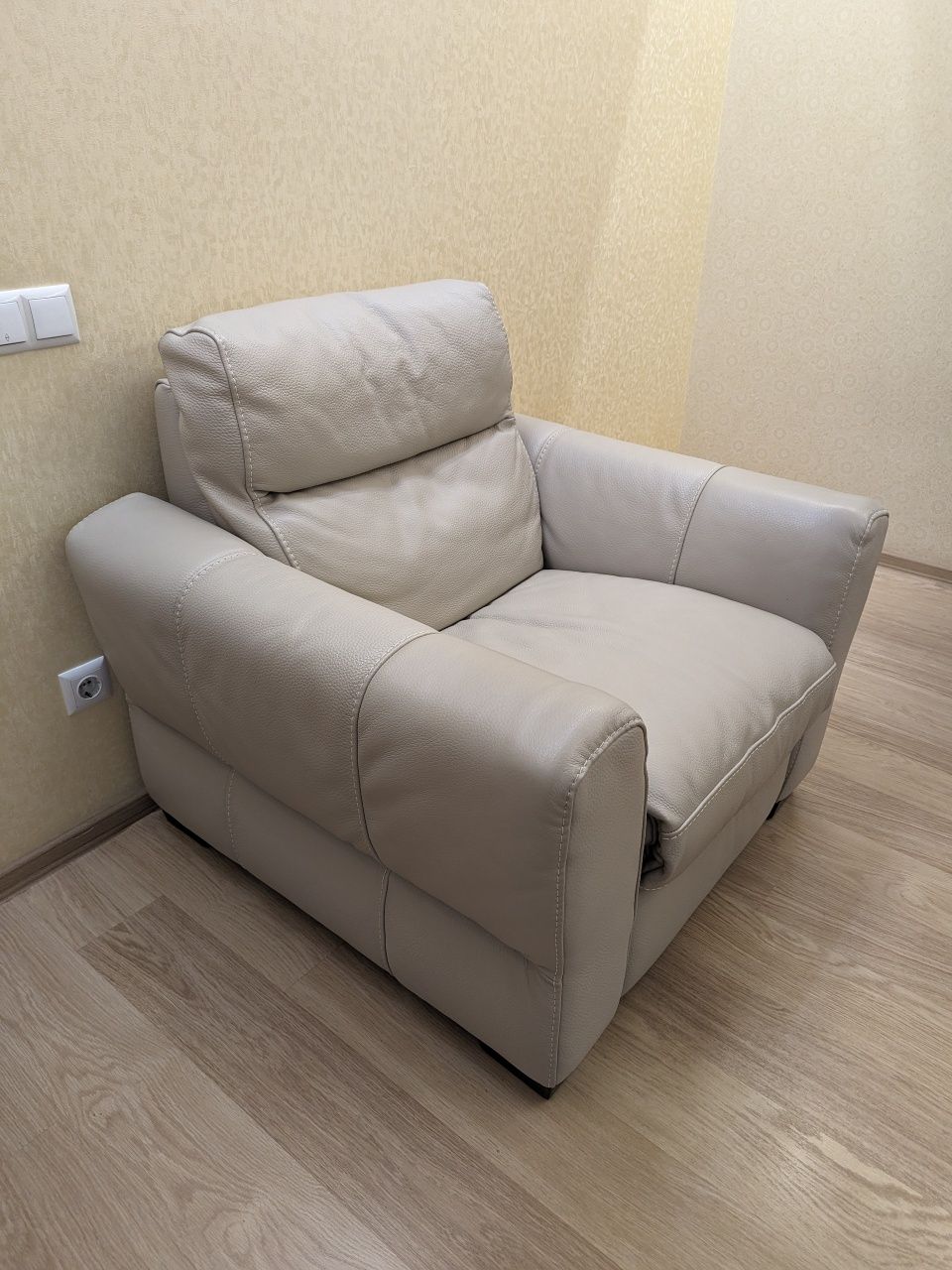 Італійський шкіряний розкладний диван + крісло з реклайнером SOFTALY
