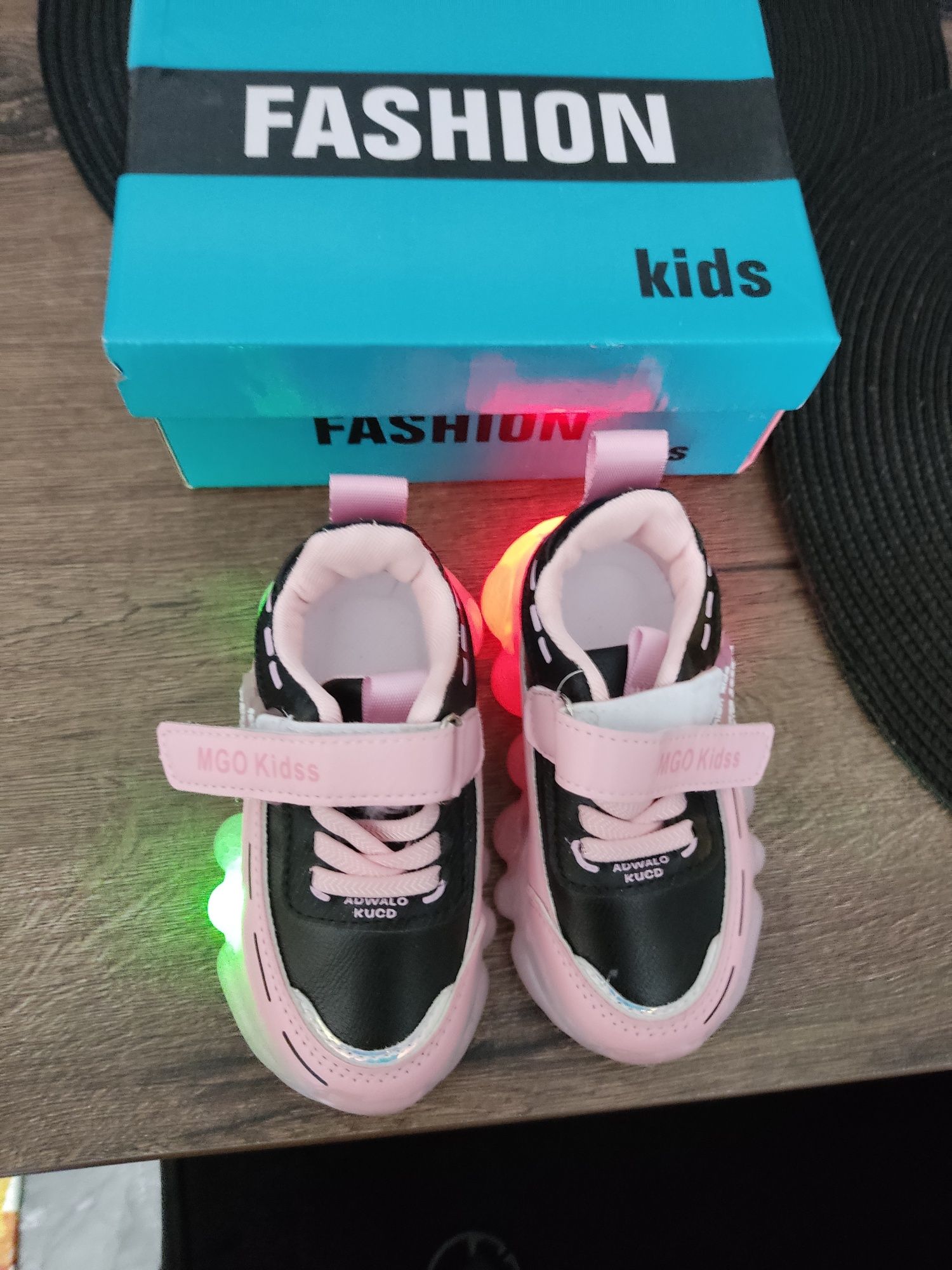Adidasy dziewczęce rozm.23,5