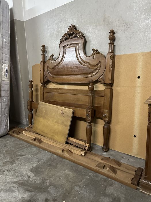 Cama de madeira, colchão e mesinha de cabeceira