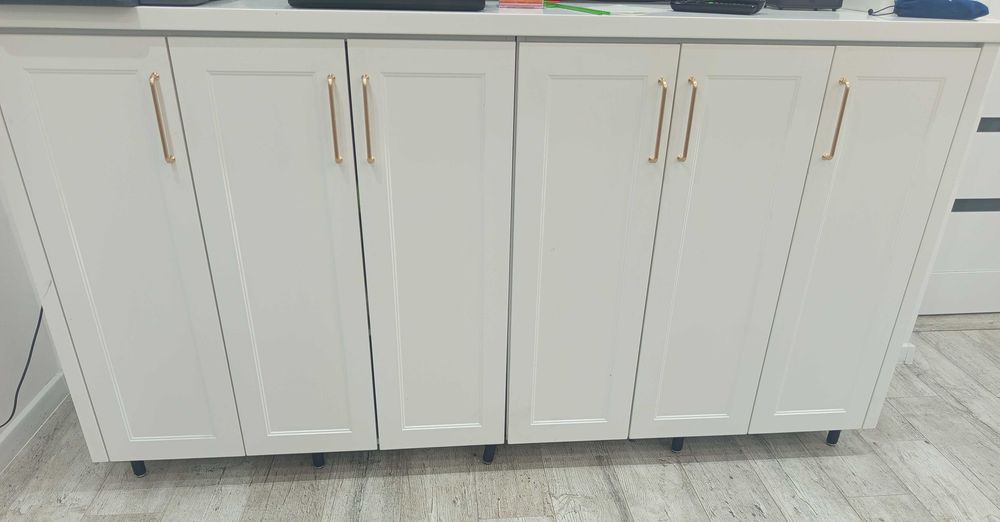 Komoda biała ze złotymi uchwytami
