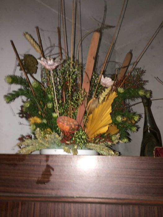 arranjo floral colorido folhas secas