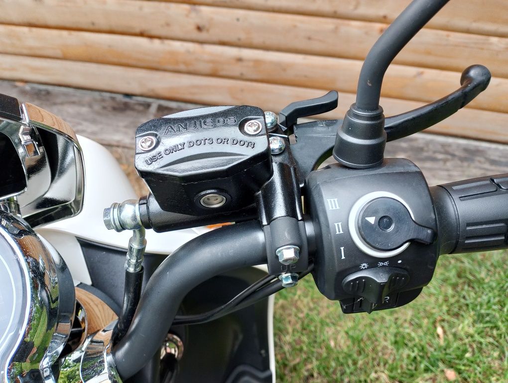 Skuter trójkołowy elektryczny