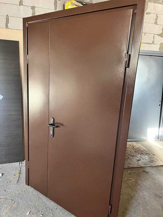 Продам двері з металу для офісу або складу