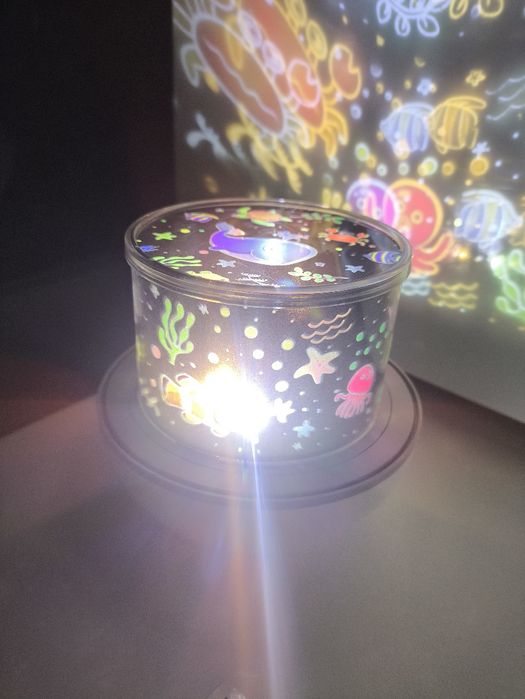 Lampka projektor, różne tła, kręci się i ma kilka melodii.