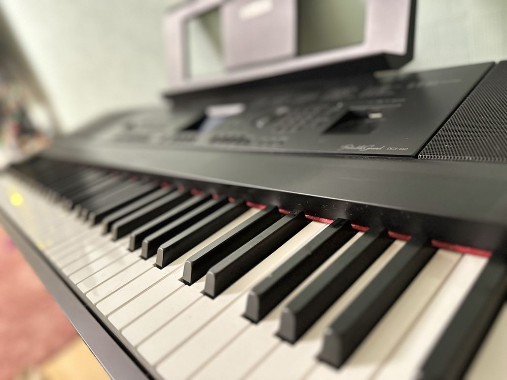 Продаю синтезатор піаніно Yamaha DGX-660 Black