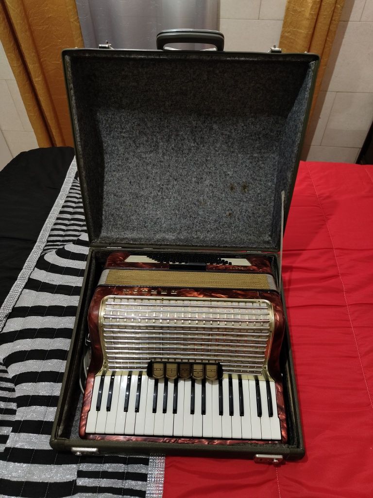 Acordeão Hohner concerto III 72 Baixos + Mala "retomo concertina"