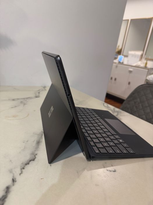 Microsoft Surface Pro 8 ( core i5) + klawiatura. 
 Mocny , Dotykowy.