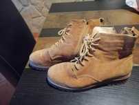 Botas em camurça de cor beje