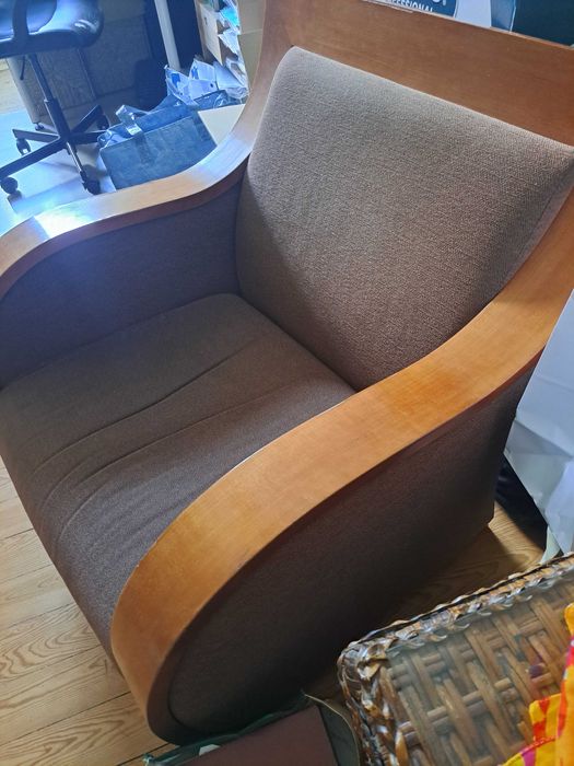 Cadeirão com contorno madeira