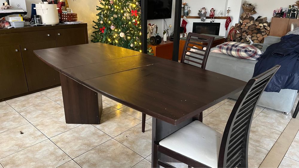 Mesa de jantar castanha