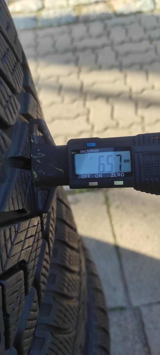 82 Opony Zimowe Pirelli 235/60/18 Bardzo Ładne