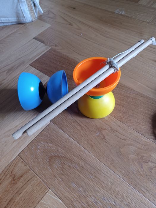 Diablo. Tenho 2 mas um não tem os paus.