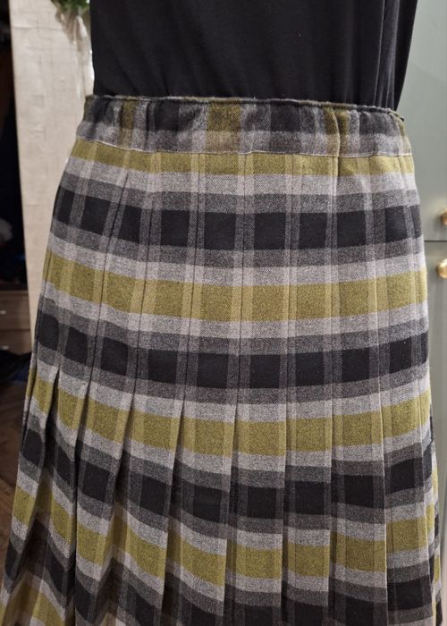 Elegancka  plisowana spódnica w kratę z wełny