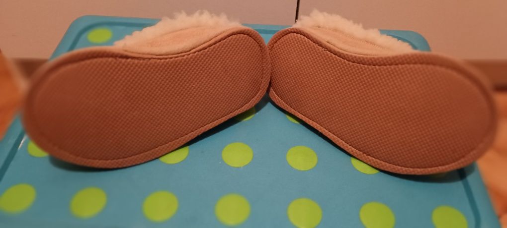 Pantufas em pele verdadeira com sola de borracha