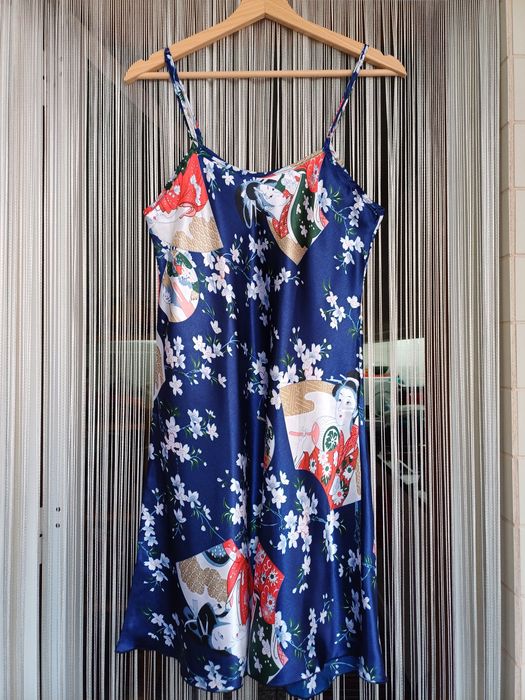 Vestido/Camisa de dormir oriental, padrões florais e leques japoneses