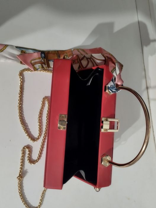 Жіноча шкіряна червона клач-сумочка з золотим ланцюжком
