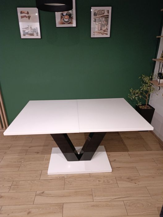 Stół rozkładany w białym połysku