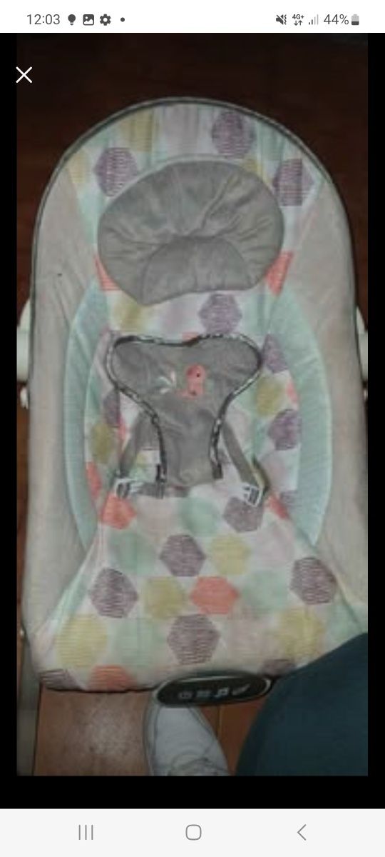 Berço que se adapta a cama dos pais 50€  espreguiçadeira 20€