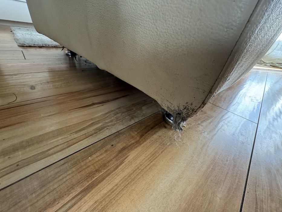 Sofa narożnik z funkcją spania i dwiema pufami