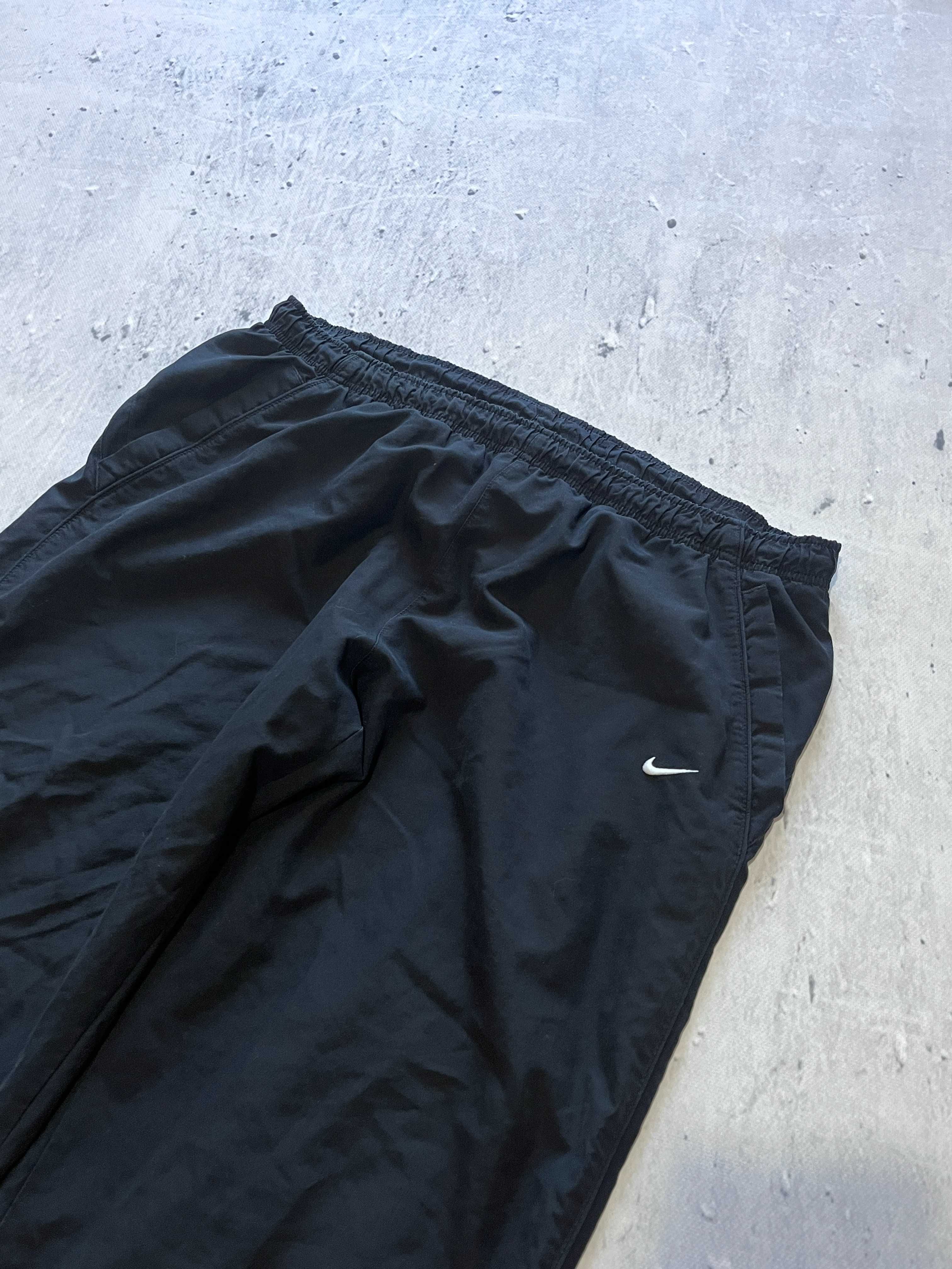 Czarne spodnie dresowe Nike / szelest / y2k baggy parachute trackpants