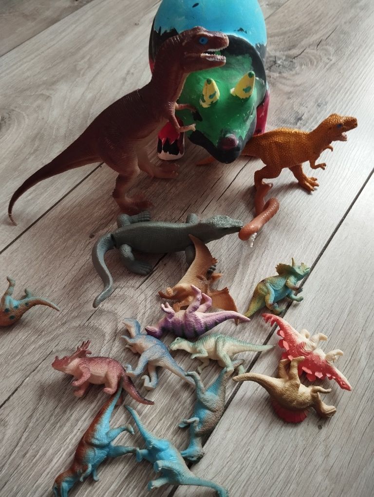 Zestaw dinozaurów figurki skarbonka