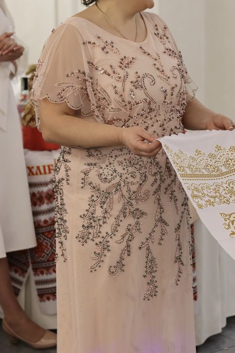 Вишукана сукня, вечірня, святкова