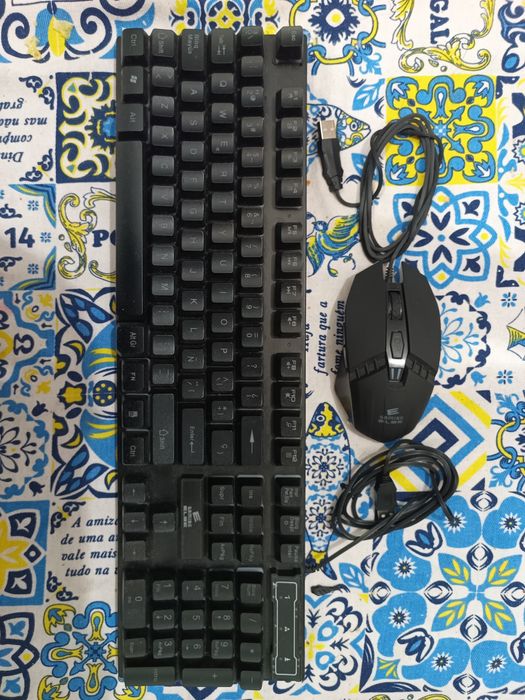 Teclado e rato gaming com iluminação