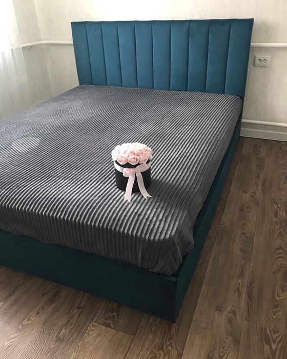 Двоспальне  ліжко з меблевого велюру, нове, з ламелями