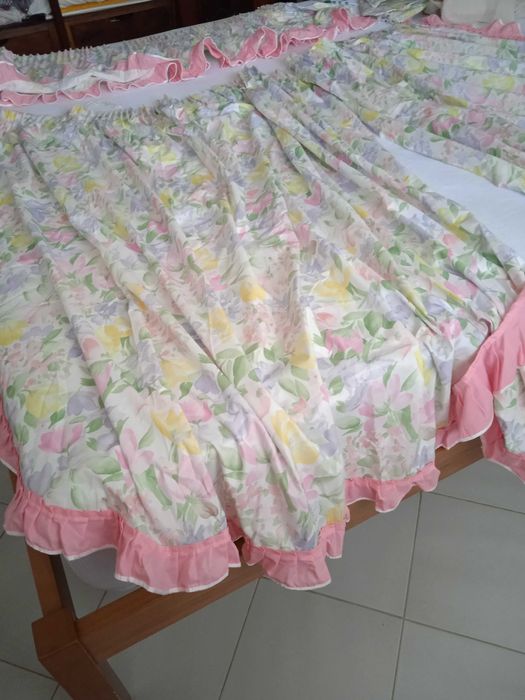 Colcha e cortinados para quarto de jovem
