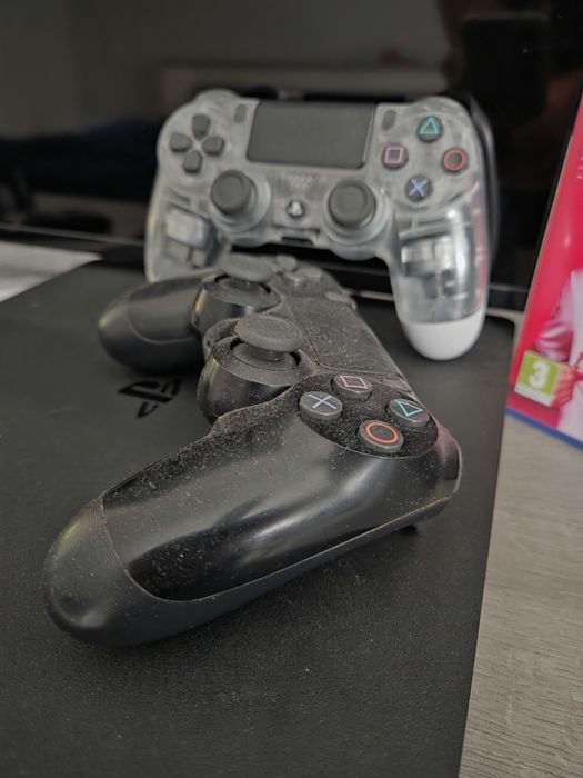 Playstation 4 500Gb + 2 comandos + 2 Jogos