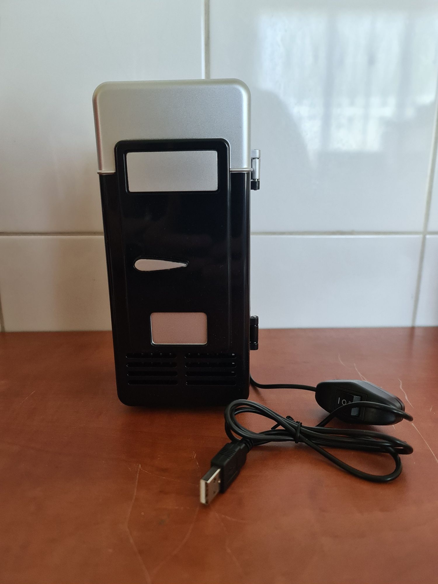 Mini Lodówka USB na puszkę  gadżet z funkcją chłodzenia grzania