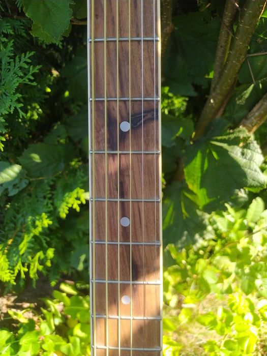 Czarna gitara elektroakustyczna