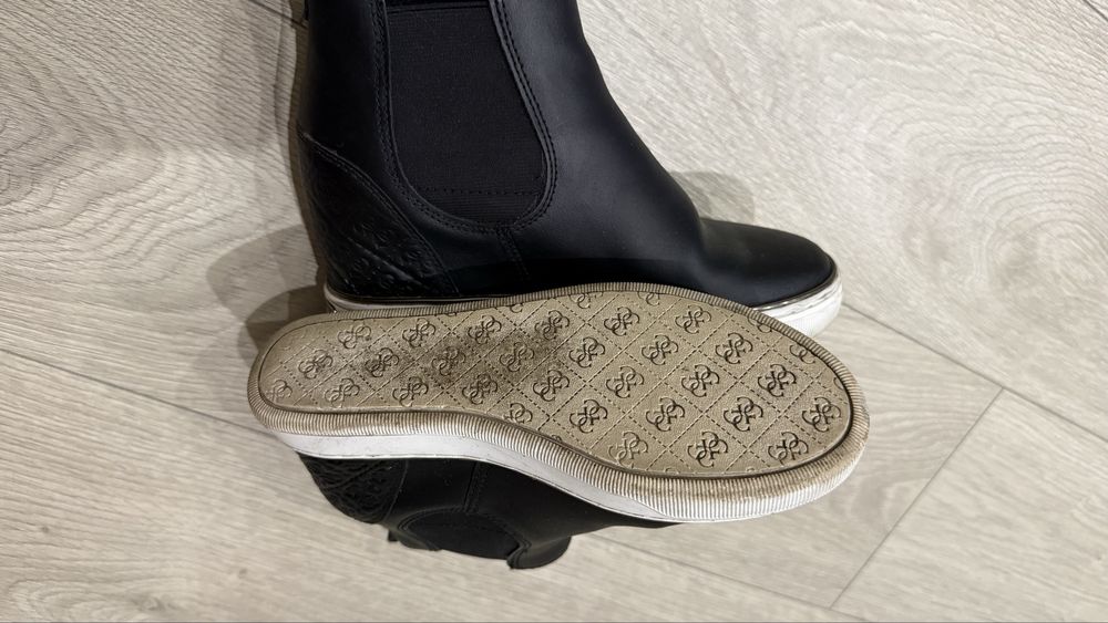 Черевики на платформе 36р. Guess