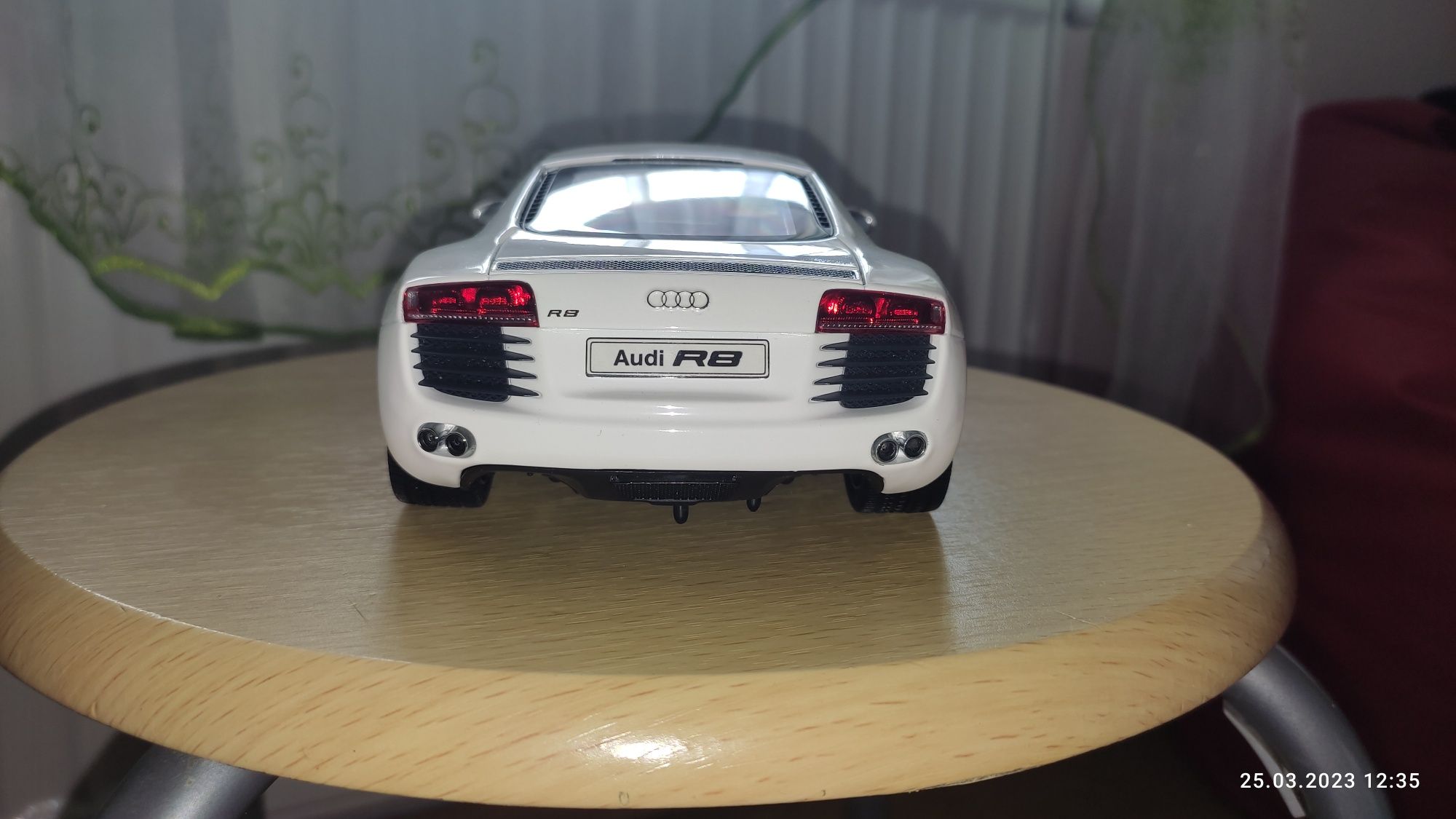 Audi R8 4.2 V8 Kyosho 1:18 ze zmianami.