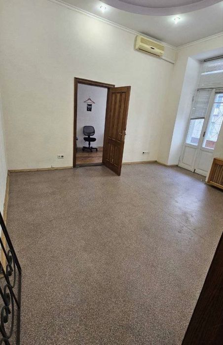 Без комісії! Оренда офісу. Центр. Фасадний вхід.