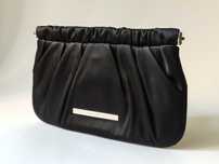 Carteira pochete clutch em cetim preto, Bimba y Lola