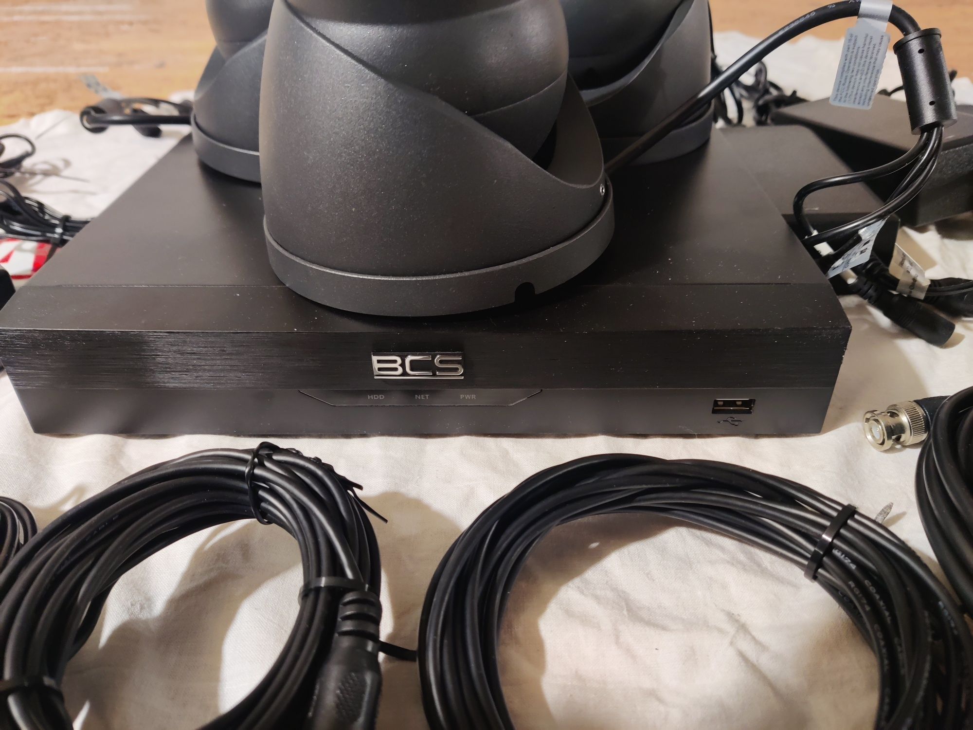 Zestaw monitoringu BCS – Rejestrator 4+4 kanały + 3 kamery 5MPX + akce