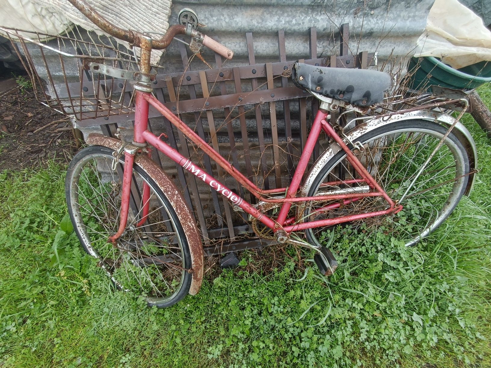 Duas bicicletas antigas
