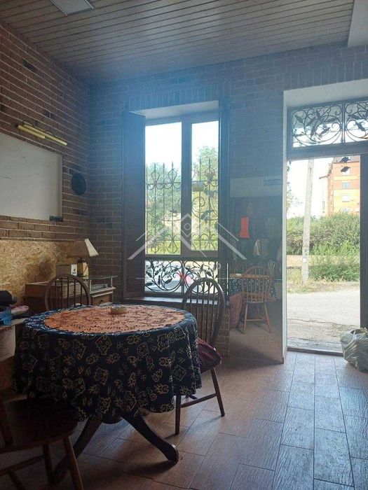 Продаж приміщення в центрі міста з ремонтом  4 сотки ділянка.